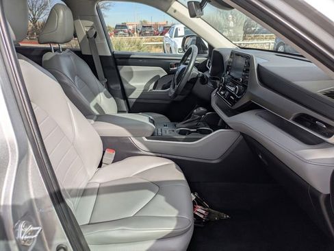 Used 2022 Toyota Highlander XLE image 34