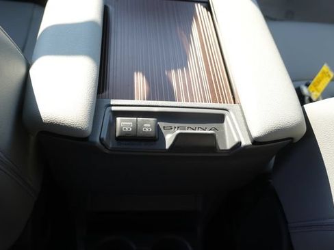 Used 2023 Toyota Sienna XLE FWD image 19