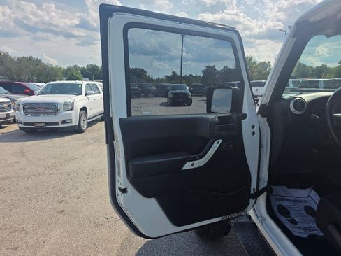 Used 2015 Jeep Wrangler Unlimited Sahara AWD/4WD image 6