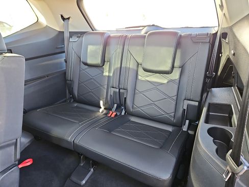 Certified 2025 Volkswagen Atlas SE w/ Panoramic Sunroof Package image 9