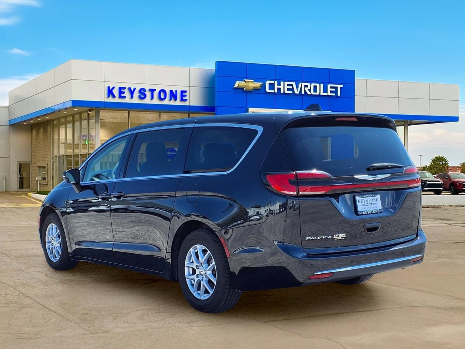 Used 2023 Chrysler Pacifica Touring-L FWD image 5