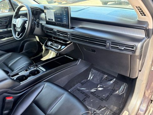 Used 2023 Lincoln Corsair AWD image 31