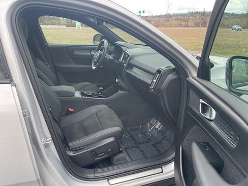 Used 2025 Volvo XC40 B5 Plus image 11