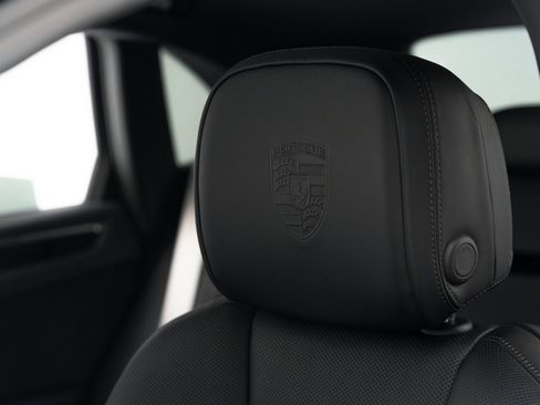 Certified 2025 Porsche Macan image 19