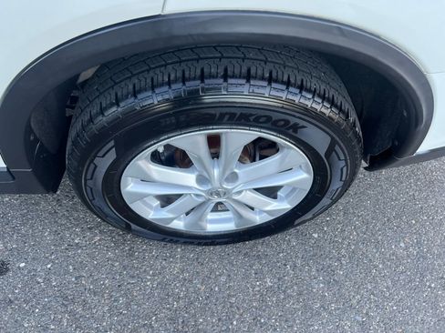 Used 2015 Nissan Rogue SV w/ SV Moonroof Package AWD/4WD image 11