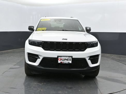 Used 2025 Jeep Grand Cherokee Altitude AWD/4WD image 8
