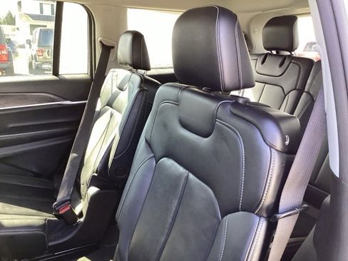 Used 2023 Jeep Grand Cherokee L Limited w/ Black Appearance Package image 15