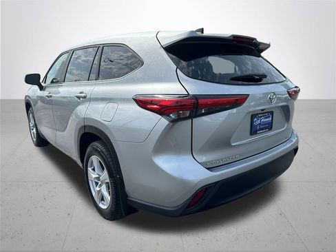 Used 2023 Toyota Highlander LE AWD/4WD image 9
