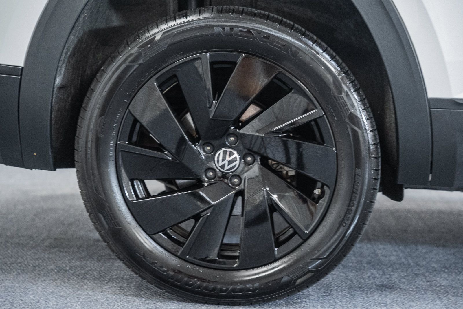 Used 2024 Volkswagen Atlas SE w/ Black Wheel Package AWD/4WD image 21