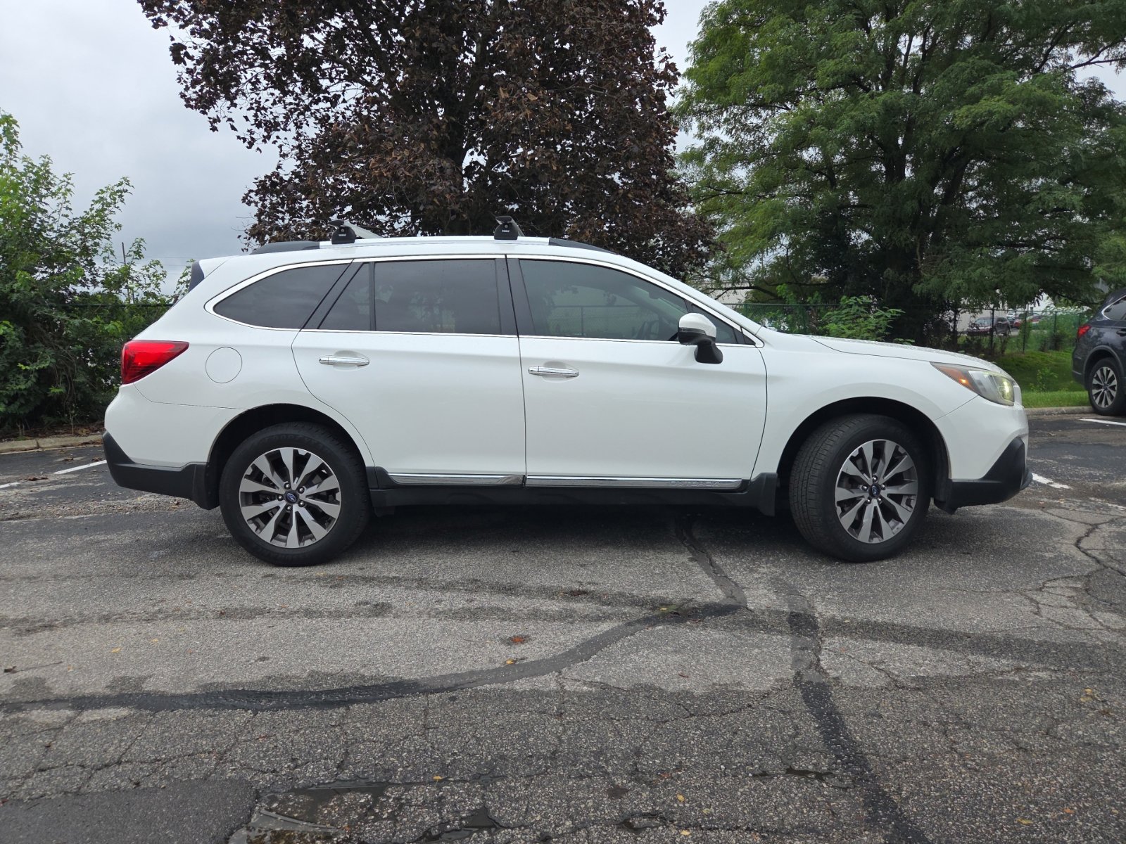 Used 2018 Subaru Outback 2.5i Touring w/ Popular Package #3 AWD/4WD image 2
