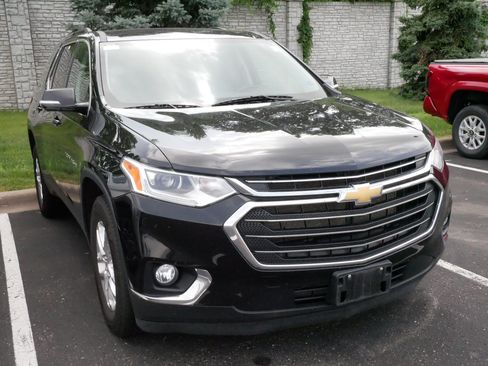 Used 2020 Chevrolet Traverse LT w/ Driver Confidence II Package AWD/4WD image 3