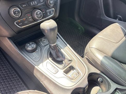 Used 2020 Jeep Cherokee Trailhawk AWD/4WD image 27