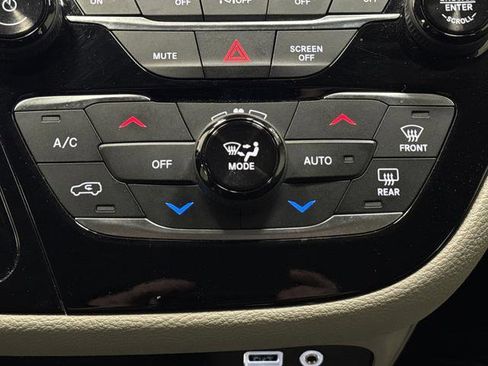 Used 2019 Chrysler Pacifica Limited image 20