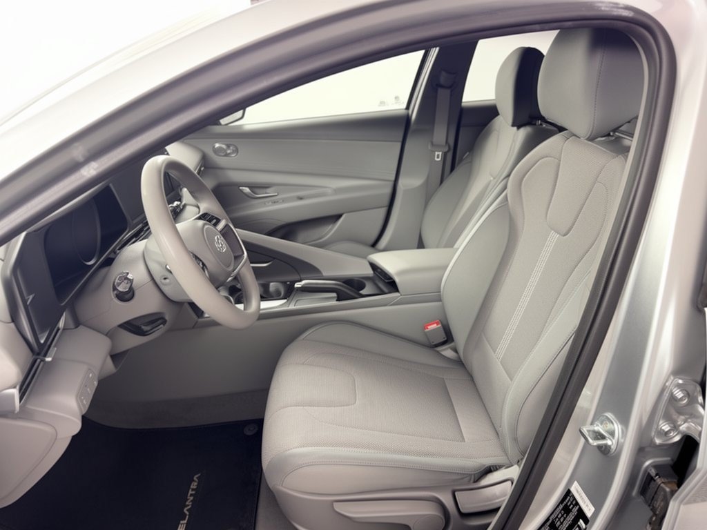 Used 2021 Hyundai Elantra SE FWD image 5