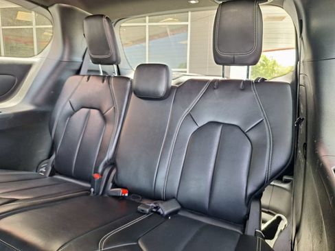 Used 2024 Chrysler Pacifica Limited FWD image 11
