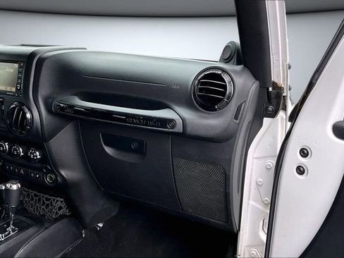 Used 2014 Jeep Wrangler Unlimited Sahara image 24