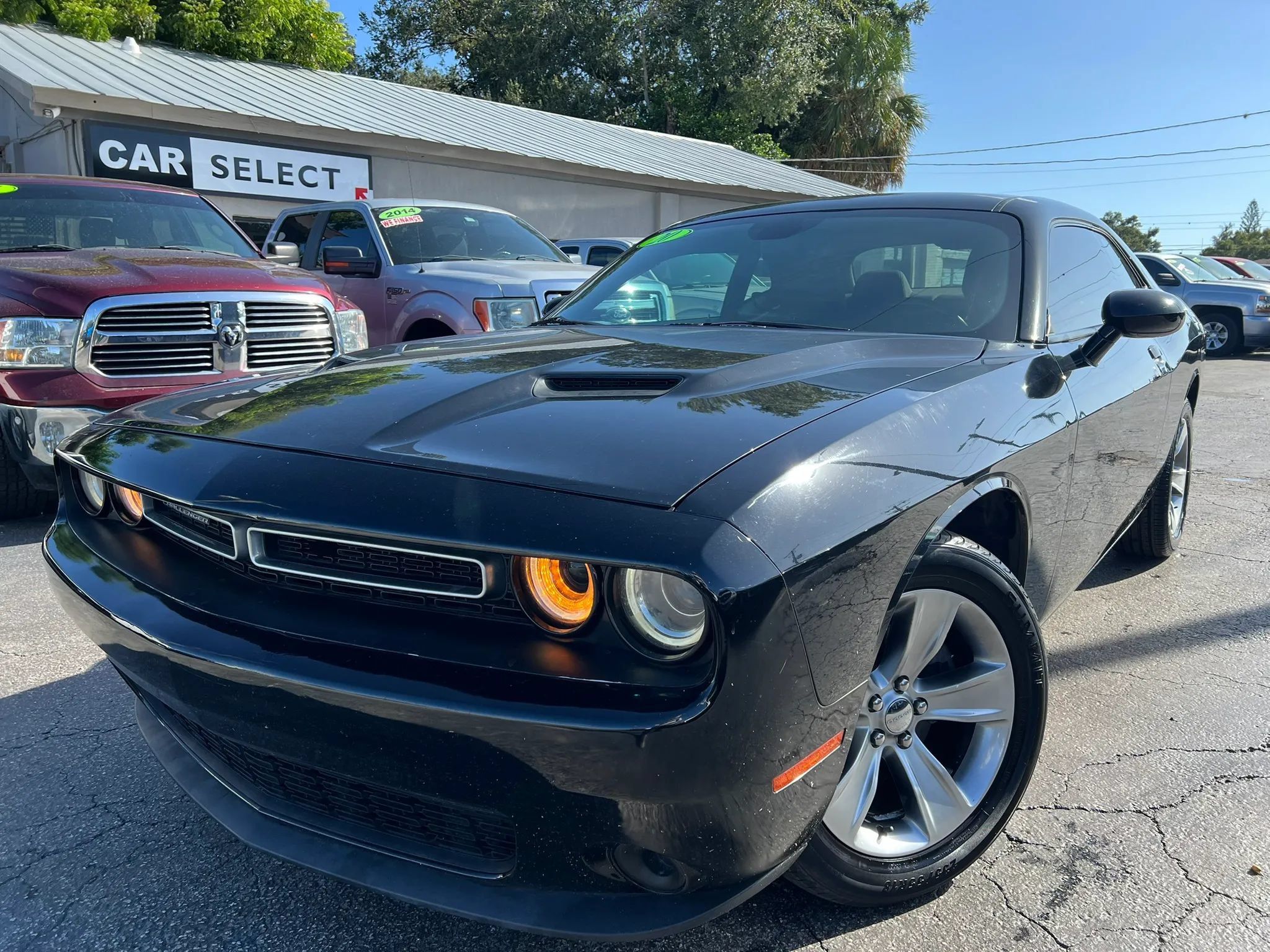 Used 2020 Dodge Challenger SXT RWD image 1