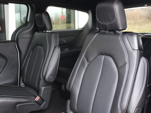 New 2026 Chrysler Pacifica Select image 33