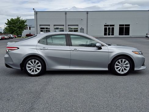 Used 2019 Toyota Camry LE FWD image 8