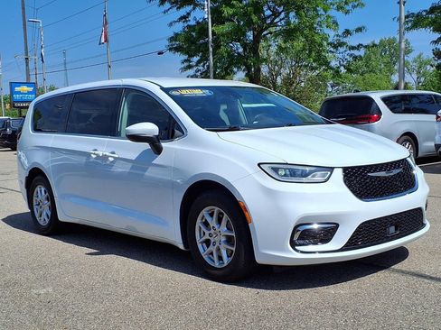 Used 2023 Chrysler Pacifica Touring-L FWD image 3
