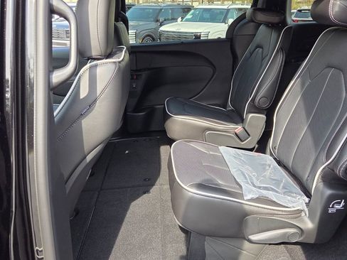 New 2026 Chrysler Pacifica Limited w/ S Appearance Package image 7