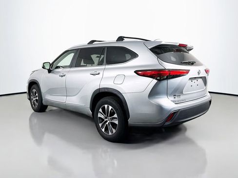 Used 2023 Toyota Highlander XLE FWD image 4