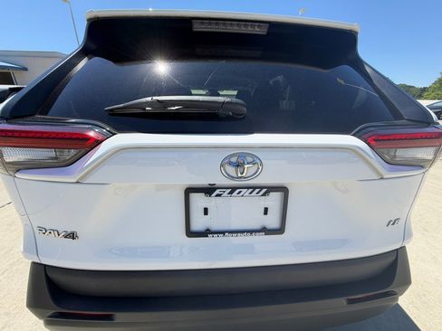 Used 2021 Toyota RAV4 LE FWD image 18