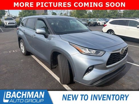 Used 2020 Toyota Highlander LE AWD/4WD image 2