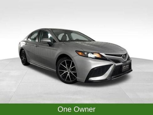 Used 2024 Toyota Camry SE image 1