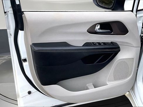 Used 2021 Chrysler Voyager LX image 17