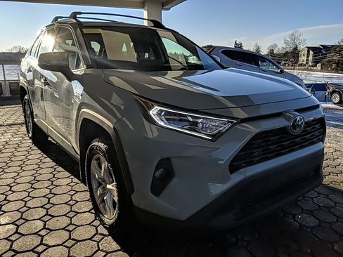 Used 2021 Toyota RAV4 XLE w/ Convenience Package image 3