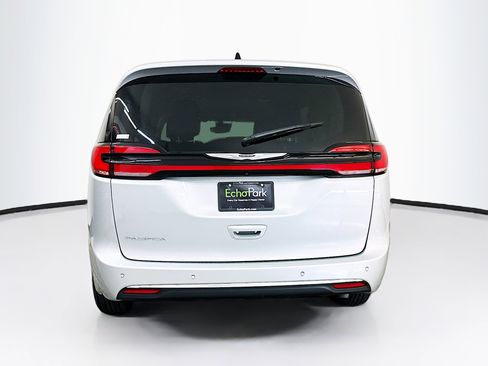 Used 2024 Chrysler Pacifica Touring-L image 7