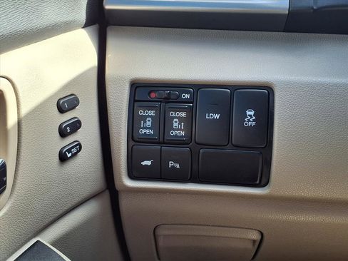 Used 2016 Honda Odyssey Touring Elite image 10