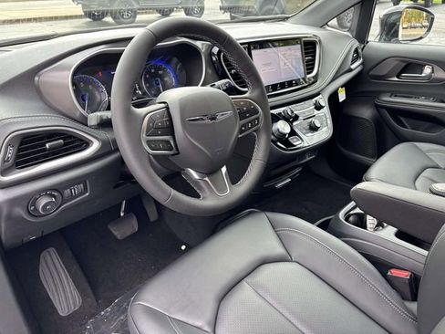 New 2026 Chrysler Pacifica Select image 16