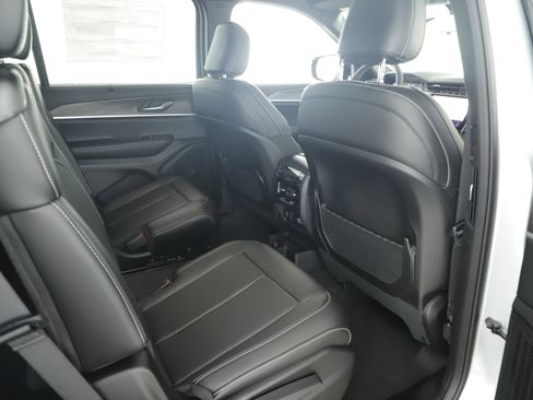 New 2025 Jeep Grand Cherokee L Limited image 23