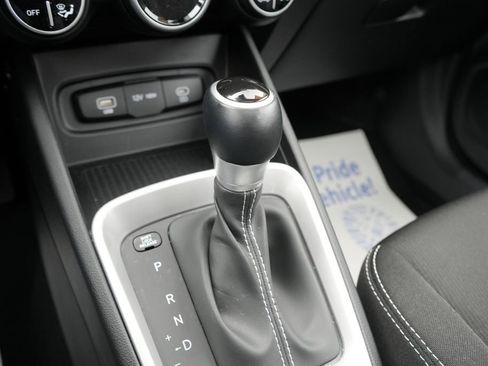 Certified 2025 Hyundai Venue SEL FWD image 30