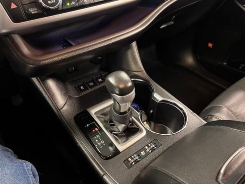 Used 2015 Toyota Highlander Limited image 30
