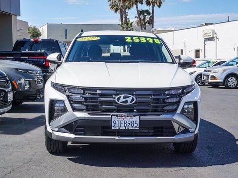 Certified 2025 Hyundai Tucson SE image 2