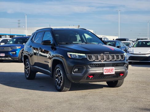 Used 2025 Jeep Compass Trailhawk w/ Trailhawk Elite Group AWD/4WD image 3