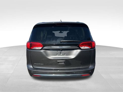 Used 2018 Chrysler Pacifica Touring-L image 5