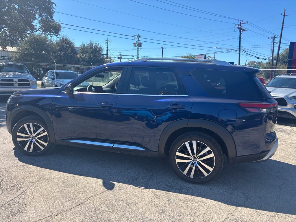 Used 2025 Nissan Pathfinder Platinum w/ Lighting Package (N92) FWD image 4