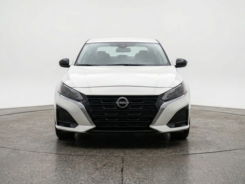 Used 2025 Nissan Altima 2.5 SV image 2