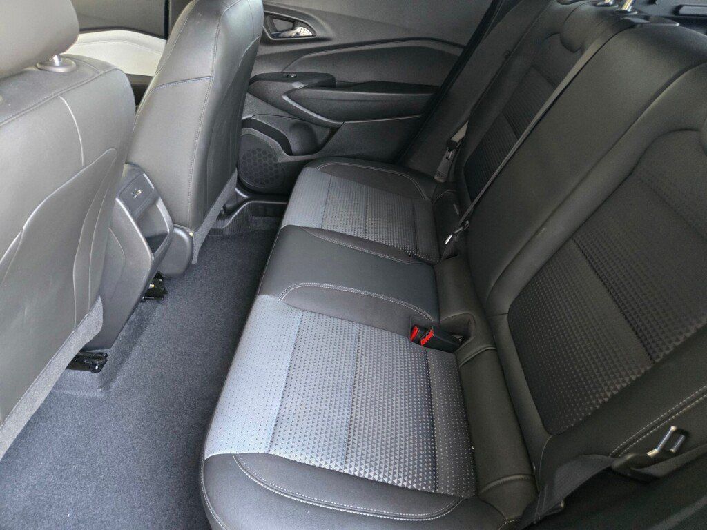 Used 2025 Chevrolet Trax LT FWD image 15