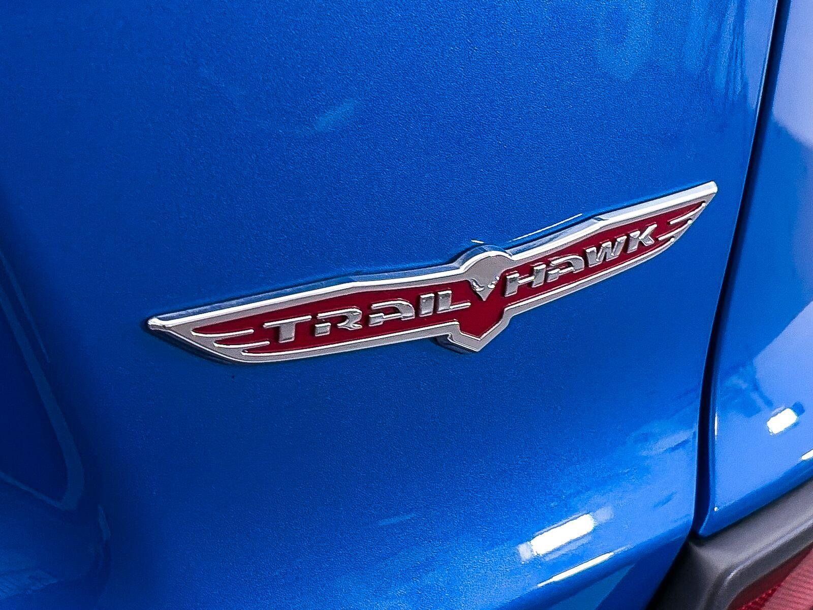 Used 2019 Jeep Cherokee Trailhawk w/ Cold Weather Group AWD/4WD image 4