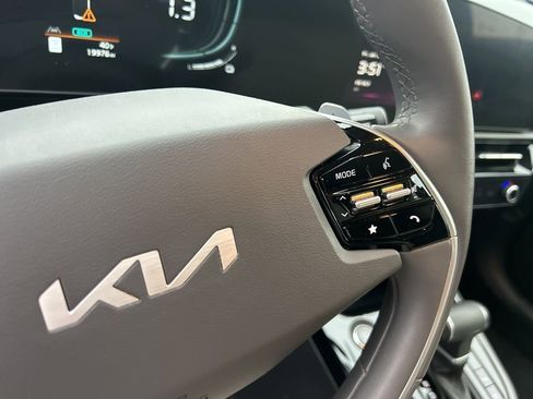 Used 2023 Kia Niro EX image 19