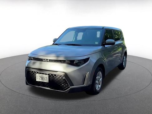 Used 2025 Kia Soul LX w/ LX Technology Package FWD image 7