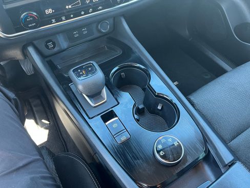 Used 2024 Nissan Rogue SV image 37