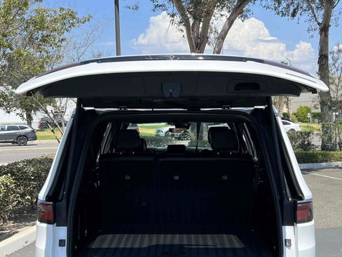 Used 2024 Jeep Wagoneer L Series II RWD image 18