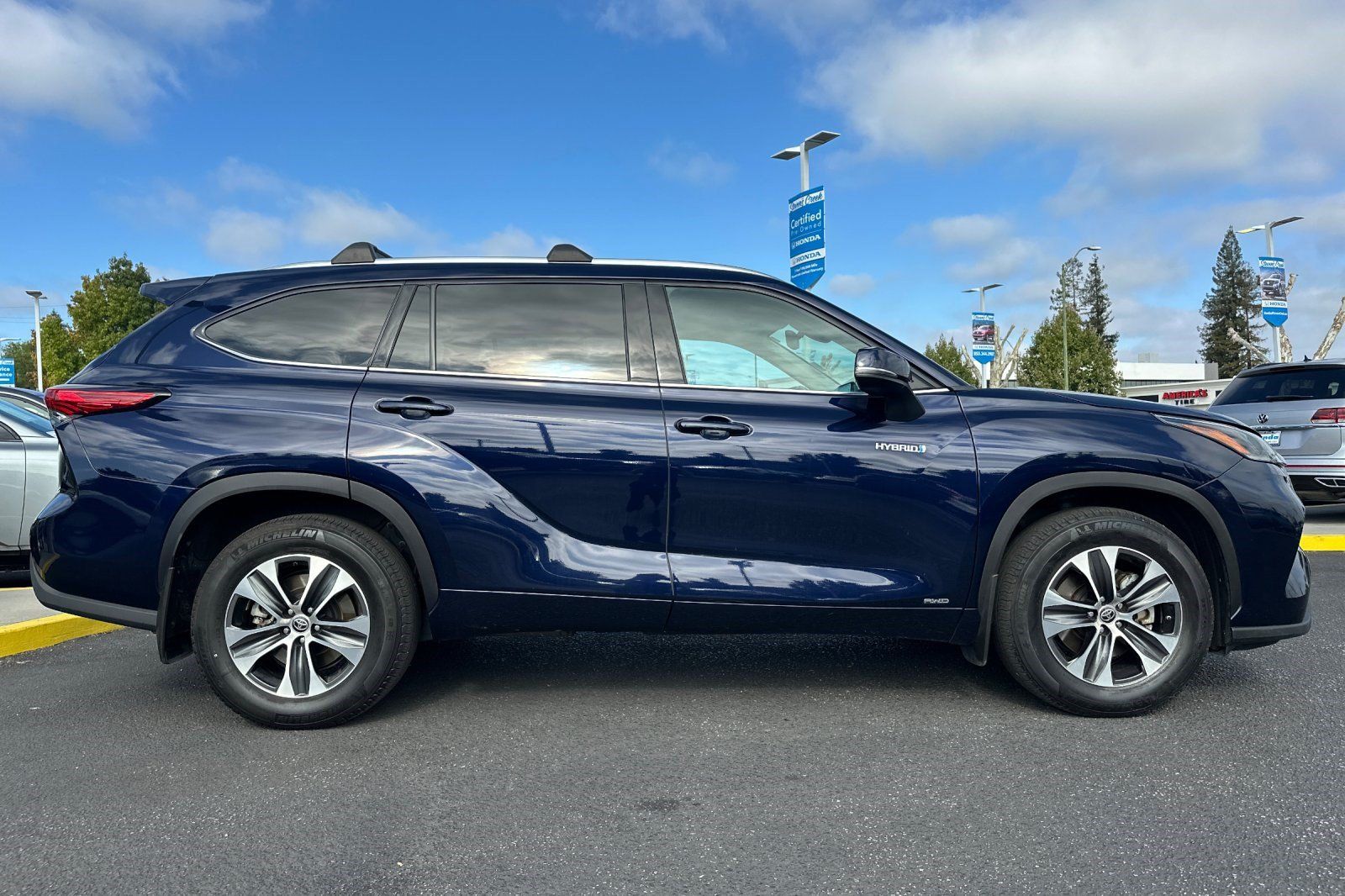 Used 2021 Toyota Highlander XLE AWD/4WD image 7