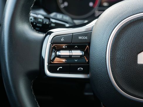 Certified 2022 Kia Sorento SX image 31